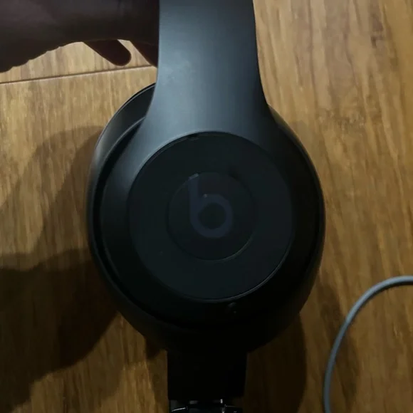 Beats by Dre Black Over-Ear Headphones - Picture 7 of 7